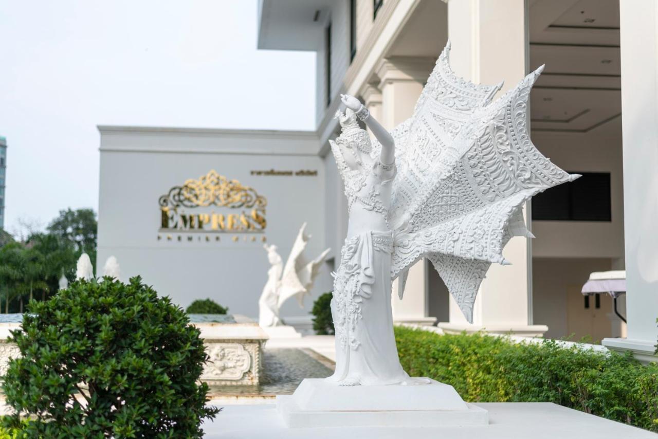 The Empress Premier Chiang Mai - Sha Extra Plus Екстер'єр фото The statue of King Narai the Great at the Narai Hotel