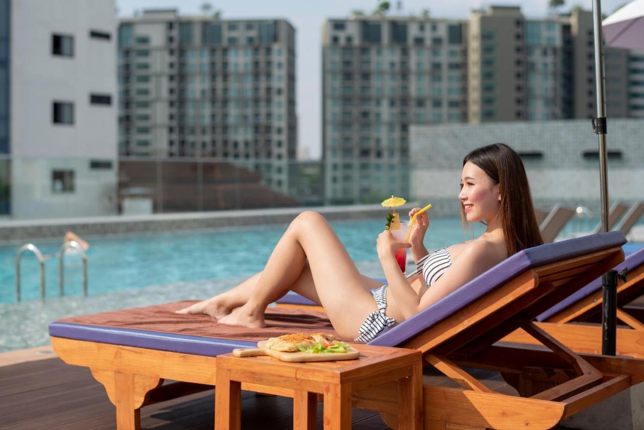 The Empress Premier Chiang Mai - Sha Extra Plus Екстер'єр фото A woman sunbathing