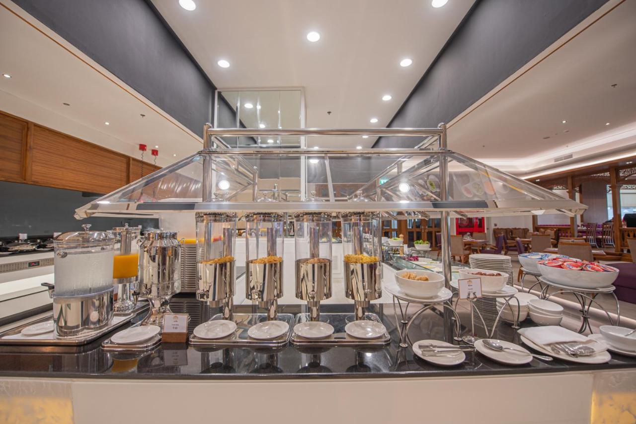 The Empress Premier Chiang Mai - Sha Extra Plus Екстер'єр фото A buffet at a hotel